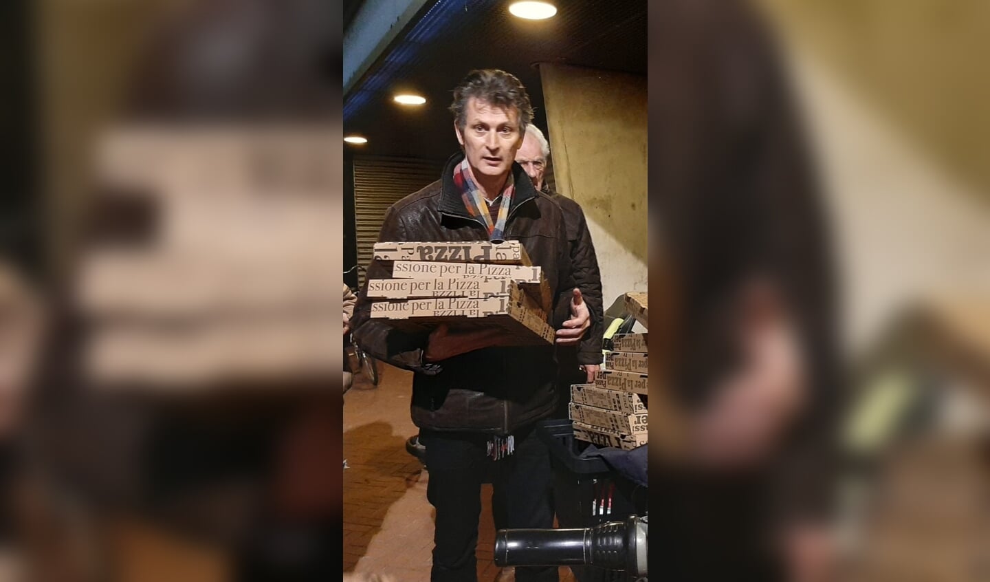 Diaken Ronald Dashorst deelt pizza's uit aan dak- en thuislozen 