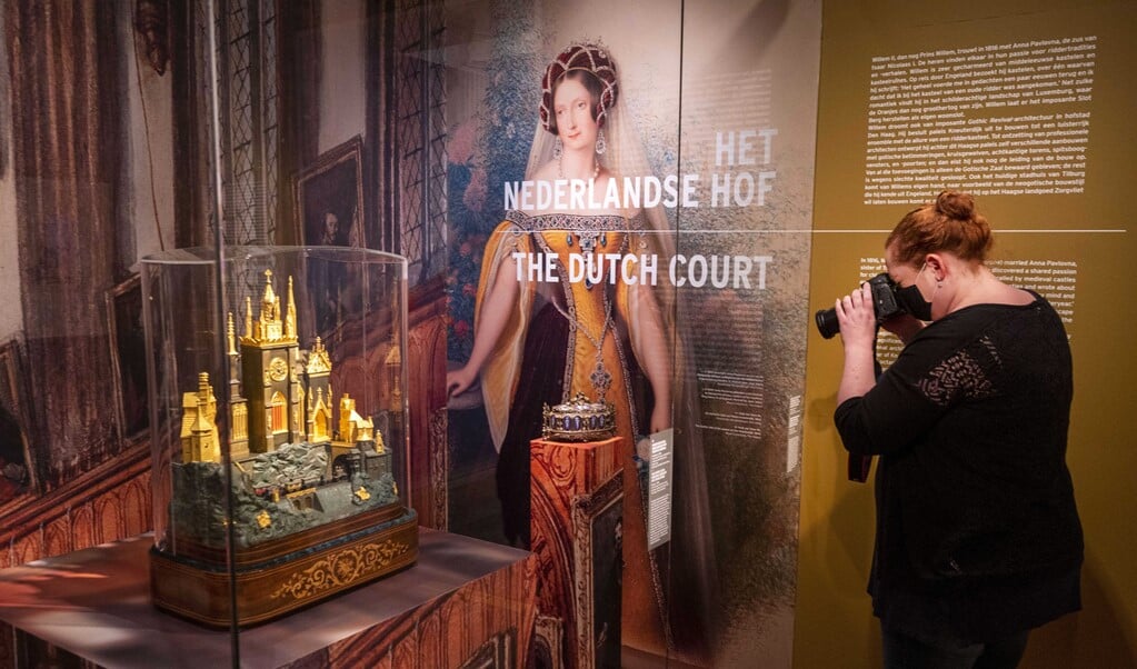 Een bezoeker neemt foto's op de tentoonstelling 'Romanovs In de ban van de ridders', die vorig jaar in de Hermitage in Amsterdam was te zien, met objecten uit de collectie van de Hermitage in Sint Petersburg.  (beeld epa / Evert Elzinga)