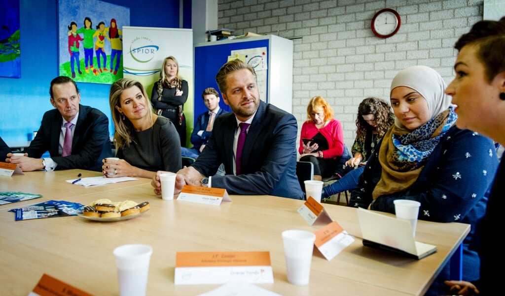 In 2015 waren koningin Maxima en Hugo de Jonge (toen nog Rotterdams wethouder) te gast bij 'Rotterdam's got talent', georganiseerd door de regionale islamitische koepelorganisatie SPIOR.  (beeld anp / Pool Royal Images Robin van Lonkhuijsen)