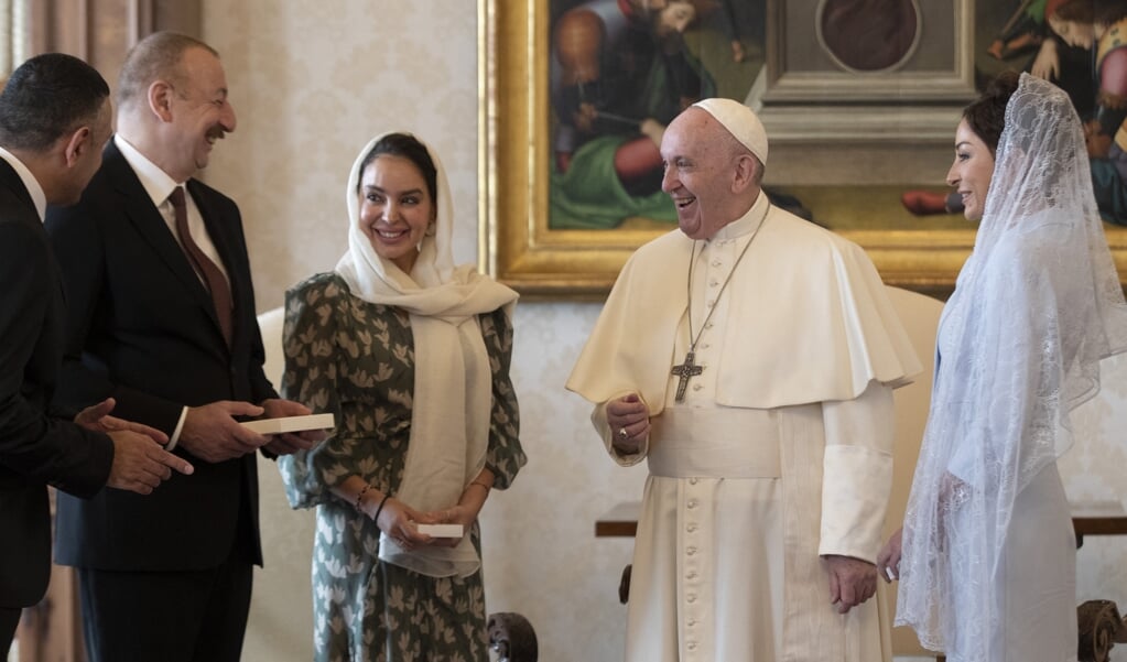 Paus Franciscus ontving op 22 januari 2020 de Azerbeidzjaanse president Illham Aliyev, samen met diens dochter (midden) en echtgenote (rechts). (beeld afp / Alessandra Tarantino )