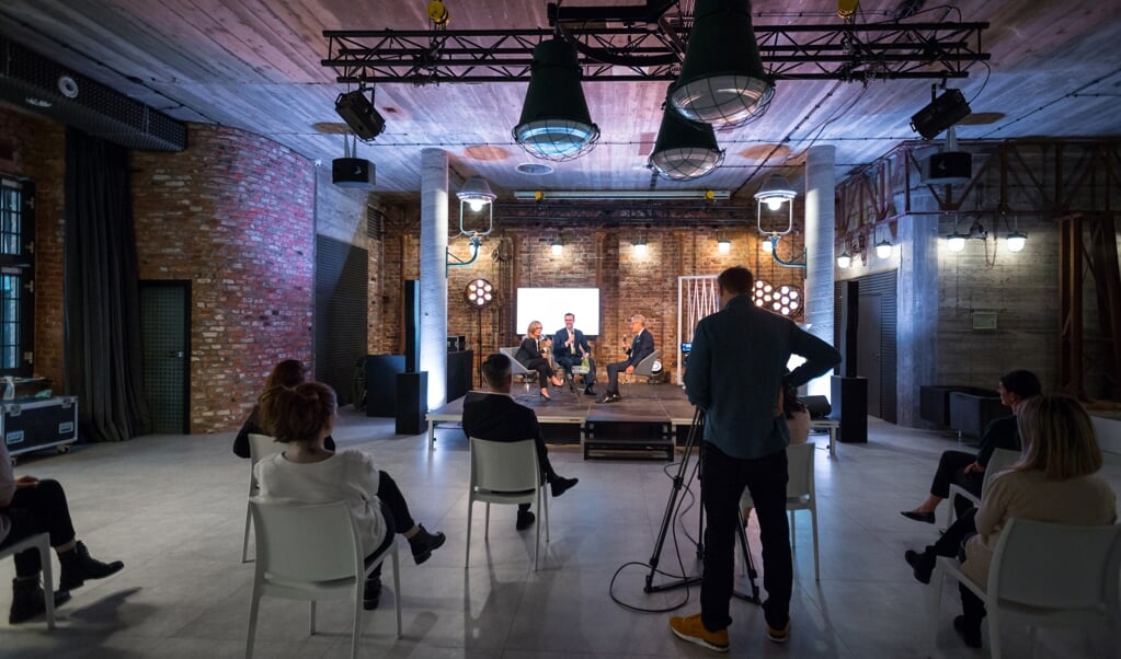 En op tv en in de krant graag wat minder meningen en personal branding en wat meer open vragen aan ‘de ander’. (beeld Izabela Habur / iStock)