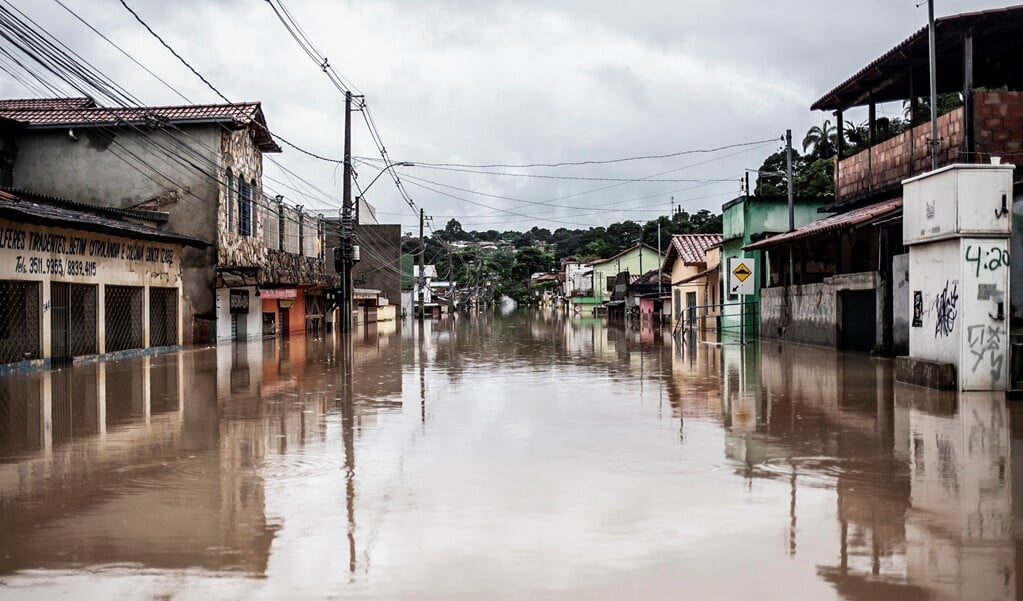Sommige steden in de Braziliaanse deelstaat Minas Gerais staan onder water door wekenlange hevige regenval. (epa / Thomas Santos)
