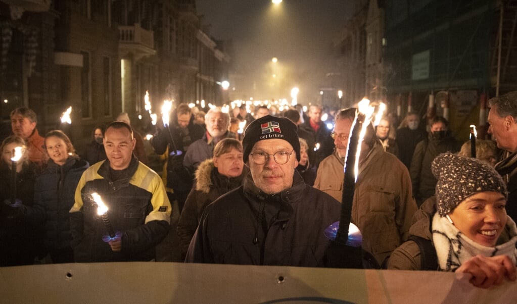 Deelnemers van het fakkelprotest in het centrum van Groningen. De actievoerders willen laten zien dat Groningers het overheidsbeleid omtrent gaswinning niet langer accepteren. (beeld anp / Remko de Waal)