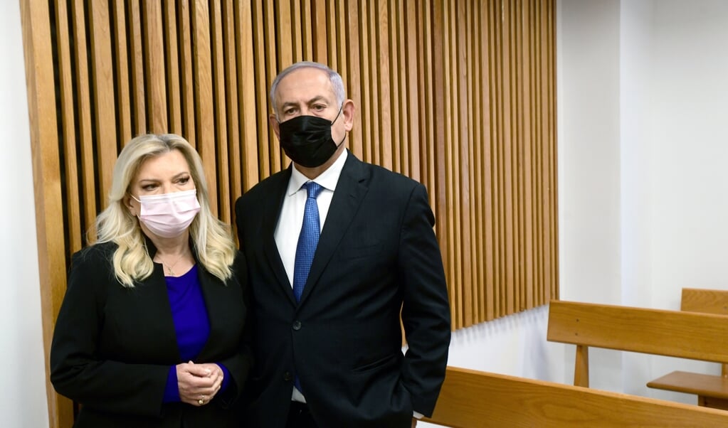 Netanyahu en zijn vrouw Sara.  (beeld epa / Avshalom Sassoni)