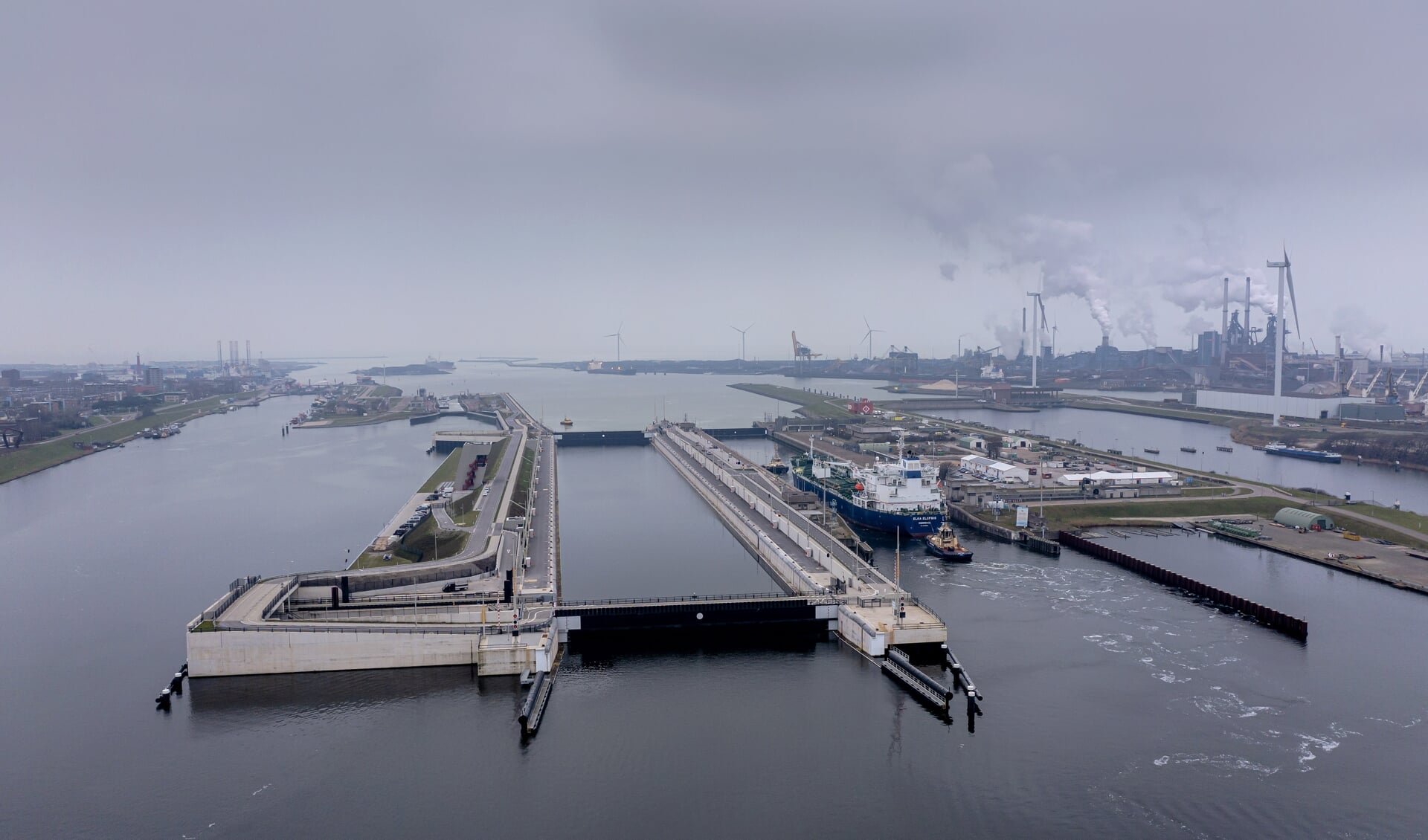 Dronefoto van de grootste zeesluis van de wereld. De zeesluis vervangt de sluis die te klein geworden is voor de steeds groter wordende zeeschepen.