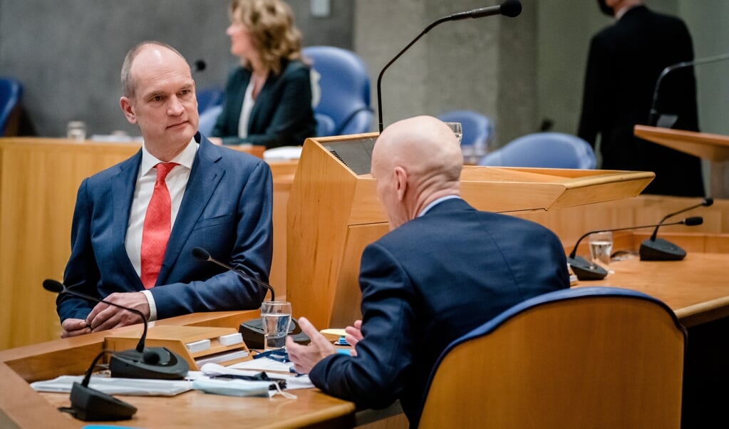 ChristenUnie-leider Gert-Jan Segers heeft een onderonsje met minister Ernst Kuipers van Volksgezondheid. (beeld anp / Bart Maat)