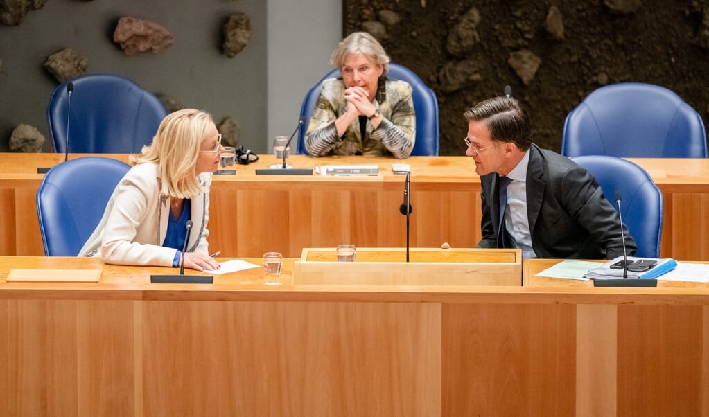 Over premier Mark Rutte kwam vorig jaar naar buiten dat hij vrouwelijke collega’s in de ministerraad vaker zou onderbreken dan mannen. Ank Bijleveld (midden) en Sigrid Kaag (links) spraken zich samen hiertegen uit.  (beeld anp / Bart Maat)