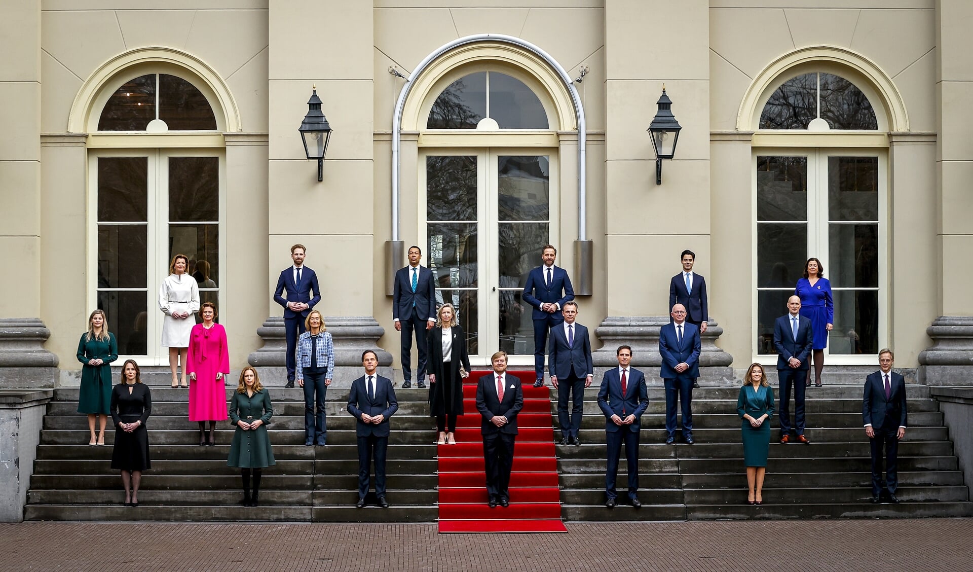 Het nieuwe kabinet-Rutte IV op het bordes van Paleis Noordeinde.