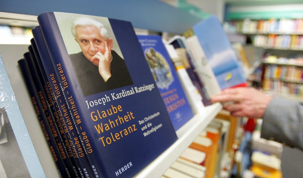 Boeken van Joseph Ratzinger te koop in München, in april 2005, toen hij net tot paus gekozen was. (beeld afp / John Macdougall)
