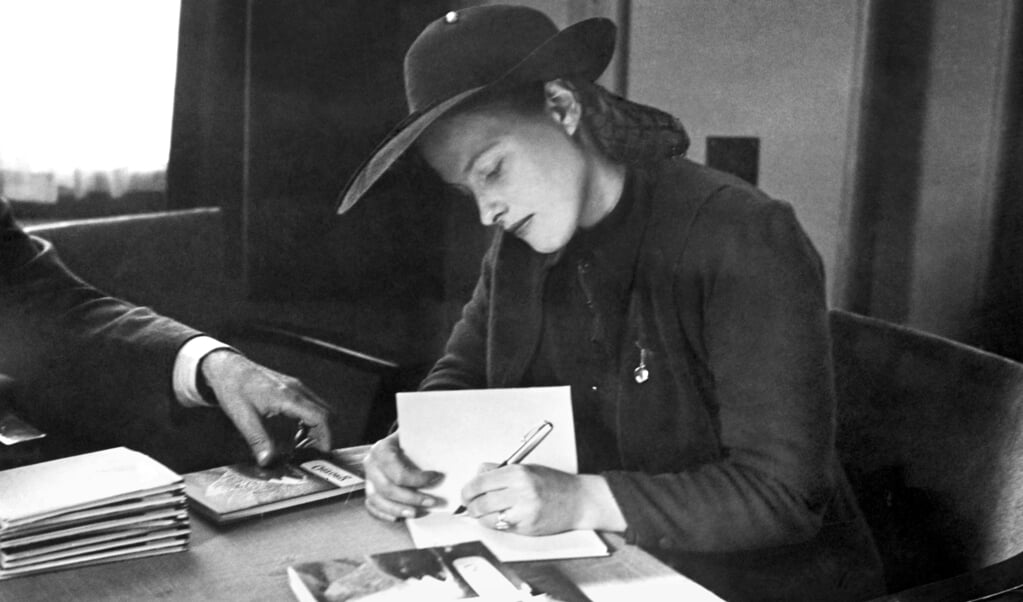 Hella Haasse zet een handtekening, voor een van haar vele lezers, in haar boek 'Oeroeg', dat is uitgekomen ter gelegenheid van de Boekenweek 1948. (beeld anp)