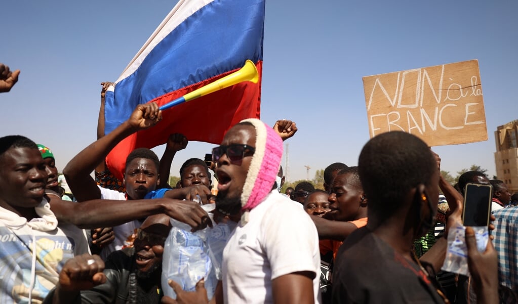 2022-01-25 11:49:53 Demonstrators gather in Ouagadougou to show support to the military while holding and waiving a Russian flag and a anti France banner on January 25, 2022. In the aftermath of the coup d'etat in Burkina Faso which overthrew President Roch Marc Christian Kaboré, a demonstration in support of the putschists is scheduled for Tuesday in Ouagadougou where calm has returned after days of tension.
Several dozen people converged early Tuesday on Place de la Nation in the center of the capital, where a demonstration in support of the military is scheduled for the morning.
Olympia DE MAISMONT / AFP (beeld in the Aftermath of the Coup D'etat in Burkina Faso Which Overthrew President Roch Marc Christian Kaboré, a Demonstration in Support of the Putschists is Scheduled for Tuesday in Ouagadougou Where Calm has Returned After Days of Tension.
several Dozen People Converged Early Tuesday on Place de la Nation in the Center of the Capital, Where a Demonstration in Support of the Military is Scheduled for the Morning.
olympia de Maismont / afp)