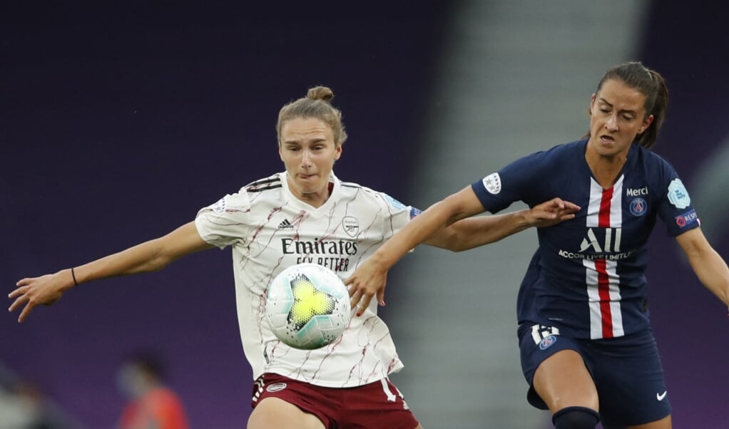 Vivianne Miedema (links), een Nederlandse topspits in Engelse dienst bij voetbalclub Arsenal. (beeld Clive Brunskill / Pool / afp)