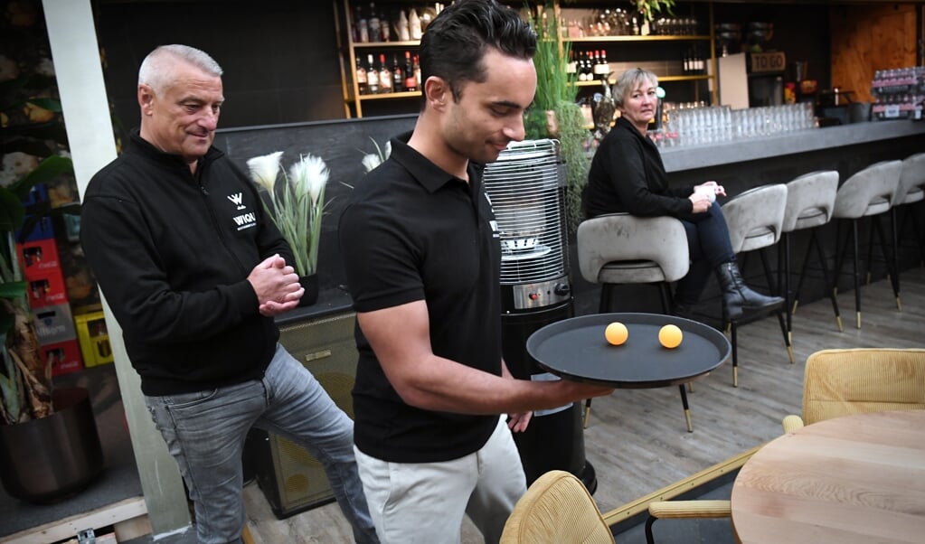 25-1-2022, Nederland, Zwijndrecht
De restaurants mogen weer open nu de coronamaatregelen versoepeld worden. Het is echter lastig om genoeg personeel te vinden. Nieuw personeel van restaurant Wiqui leert eerst met een dienblad lopen. Met behulp van ping pong balletjes wordt geoefend het blad horizontaal te houden.
foto Marcel van den Bergh
niet Trouw, AD, NRC, Telegraaf (beeld Marcel van den Bergh)