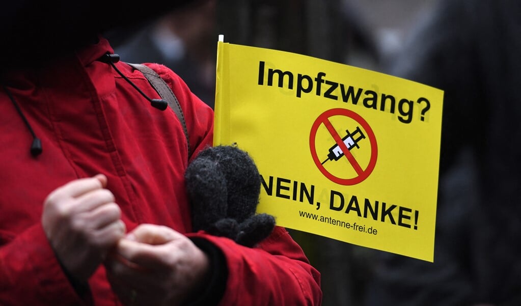 Een protest tegen coronaregels in Düsseldorf.  (beeld afp / Ina Fassbender)
