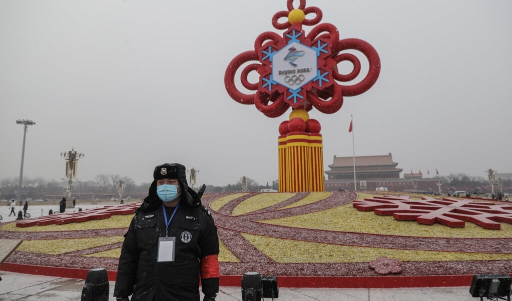 Op het Tiananmenplein in Peking prijkt een zeventien meter hoog kleurrijk kunstwerk, ter ere van de Olympische Winterspelen die volgende week beginnen.  (beeld epa / Wu Hong)