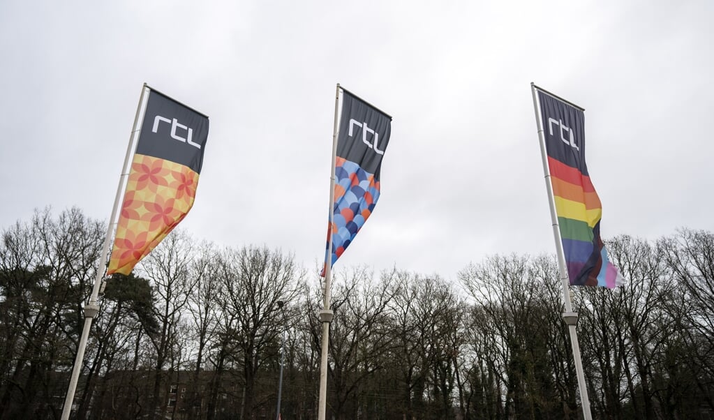 Vlaggen van RTL op het Mediapark in Hilversum. De zender heeft het programma  The Voice of Holland stopgezet wegens klachten over seksueel grensoverschrijdend gedrag.    (beeld anp / Jeroen Jumelet)