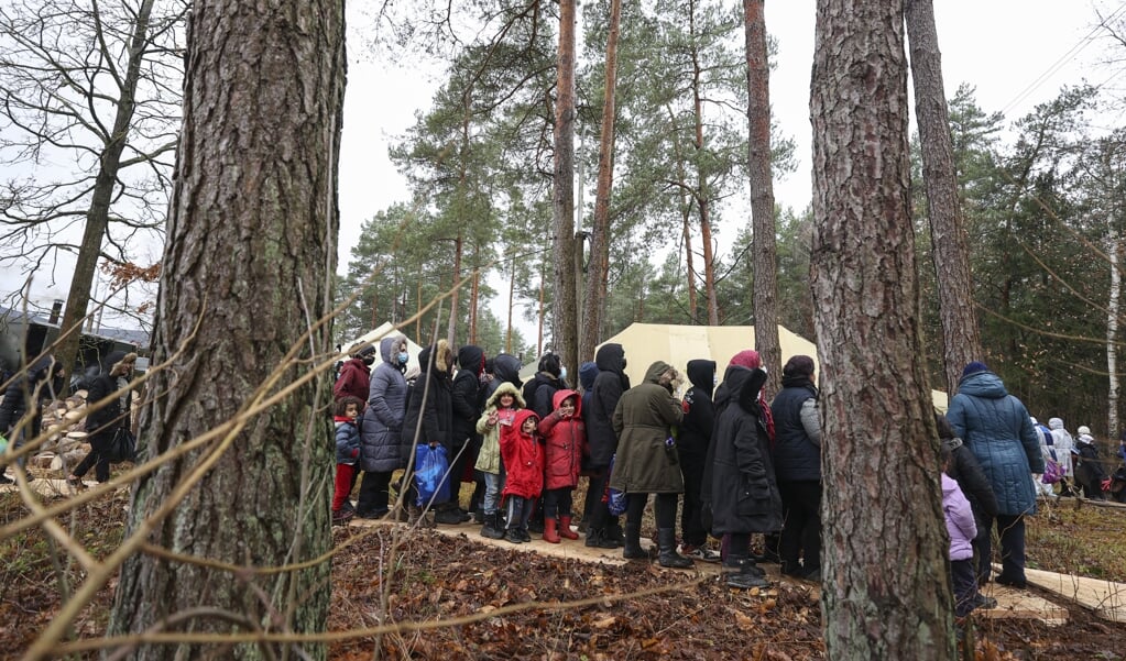 Vluchtelingen op de grens tussen Belarus en Polen.   (beeld Epa / Stringer)