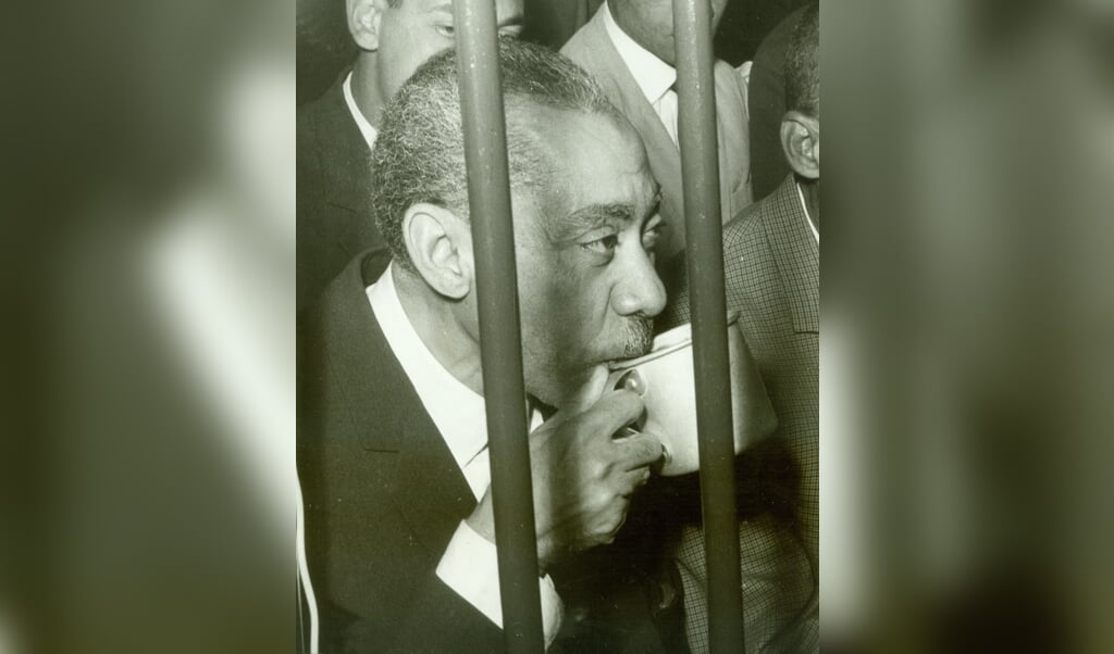 Sayyid Qutb, gevangen in Cairo, begin 1966. 'Hij groeide op als vrome moslim, werkte jaren als literatuurcriticus en werd mede door het Britse koloniale bestuur in zijn land steeds kritischer over het Westen.' (beeld afp)