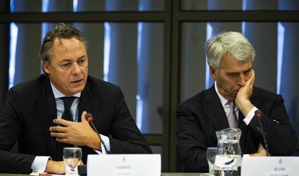 Voormalig Triodos-topman Peter Blom (rechts) tijdens een rondetafelgesprek met bankiers in de Tweede Kamer in 2018.  (beeld anp / Alexander Schippers)