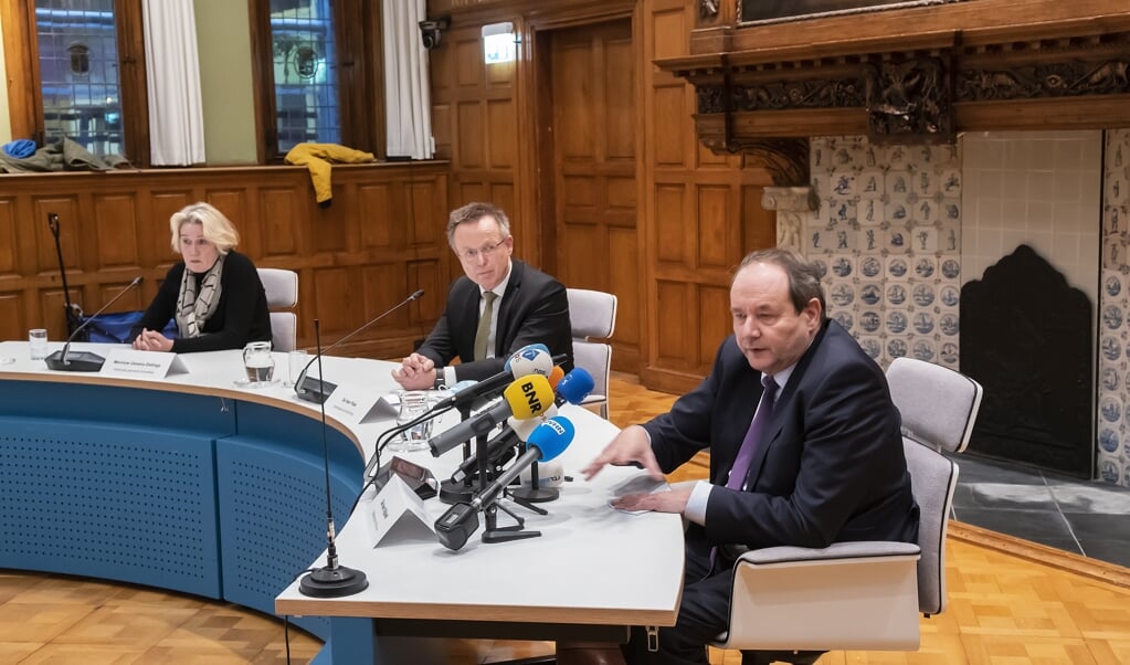 Staatssecretaris Hans Vijlbrief van Mijnbouw (rechts) in gesprek met de pers. (beeld anp / Anjo de Haan)