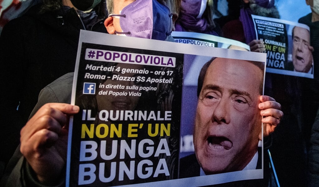 Een boze Italiaan protesteert tegen een overspelige Silvio Berlusconi als president van Italië.   (beeld afp / Tiziana Fabi)