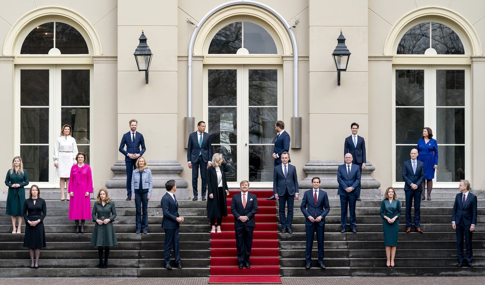 De nieuwe ministersploeg presenteerde zich maandag na de beëdiging met koning Willem-Alexander op het bordes van Paleis Noordeinde.