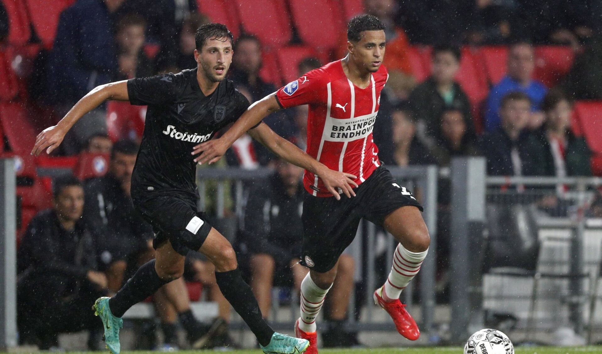 Mohamed Ihattaren (rechts) in actie voor PSV tegen PAOK FC op 14 juli 2021.