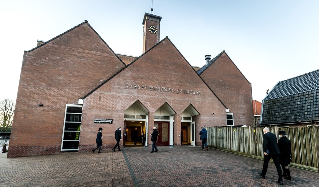 Kerkgangers in Barneveld.   (beeld anp / Remko de Waal)