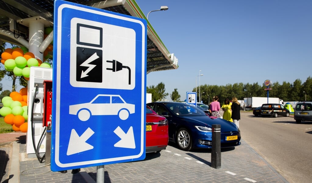 Een laadplaats langs de rijksweg A13. Om het prijsverschil met benzineauto’s te compenseren krijgen elektrische rijders een aanschafsubsidie. (beeld anp / Bart Maat)