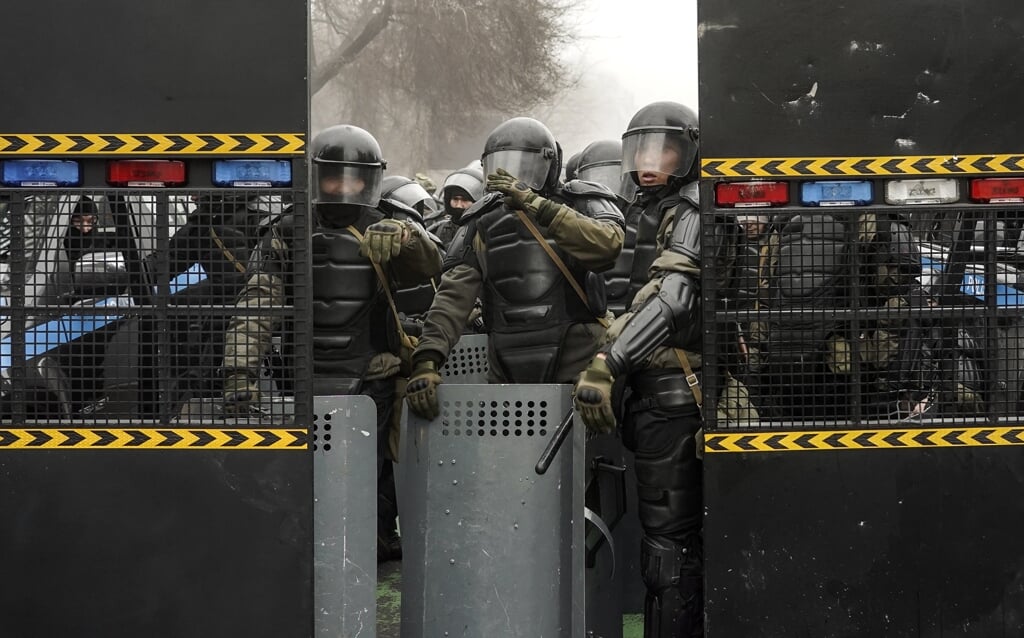 Politieagenten in pantseruniform tijdens de betogingen in Almaty, Kazachstan.  (beeld epa)