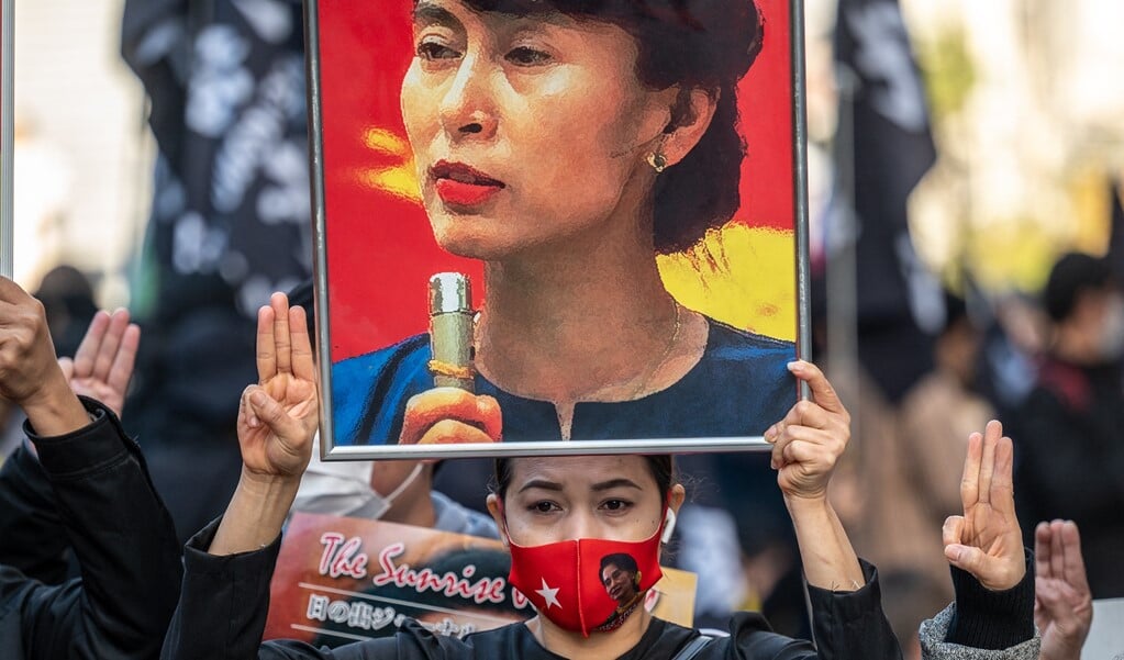 Activisten roepen in Japan op tot de vrijlating van ex-regeringsleider Aung San Suu Kyi in Myanmar.  (beeld afp / Philip Fong)