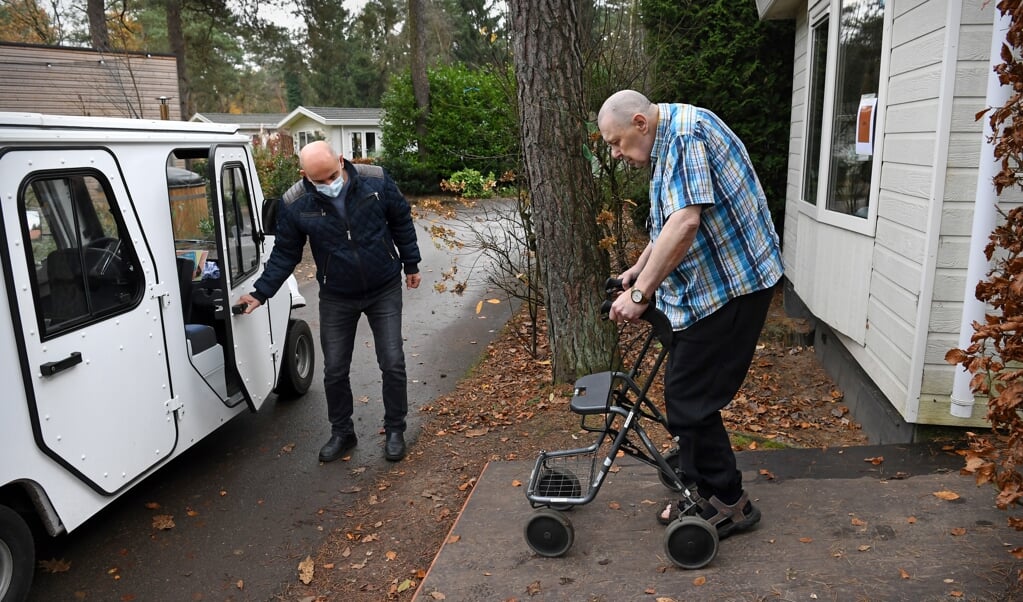 De hoogbejaarden bivakkeren nu noodgedwongen in een vakantie- bungalowpark. Met golfkarretjes worden ze dagelijks naar een gemeenschappelijke ruimte gebracht. foto Marcel van den Bergh.  (beeld Marcel van den Bergh)