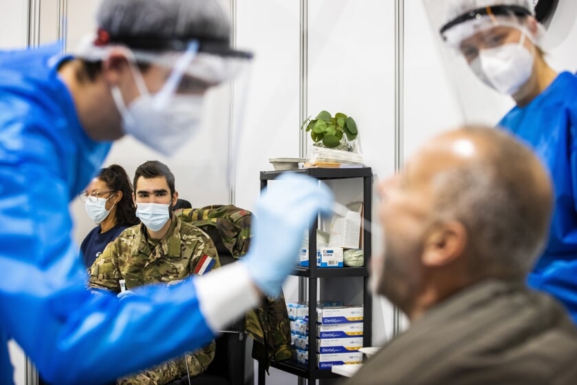Medewerkers van Defensie worden bij een GGD testlocatie ingezet om te helpen bij het uitvoeren van tests op het coronavirus. 