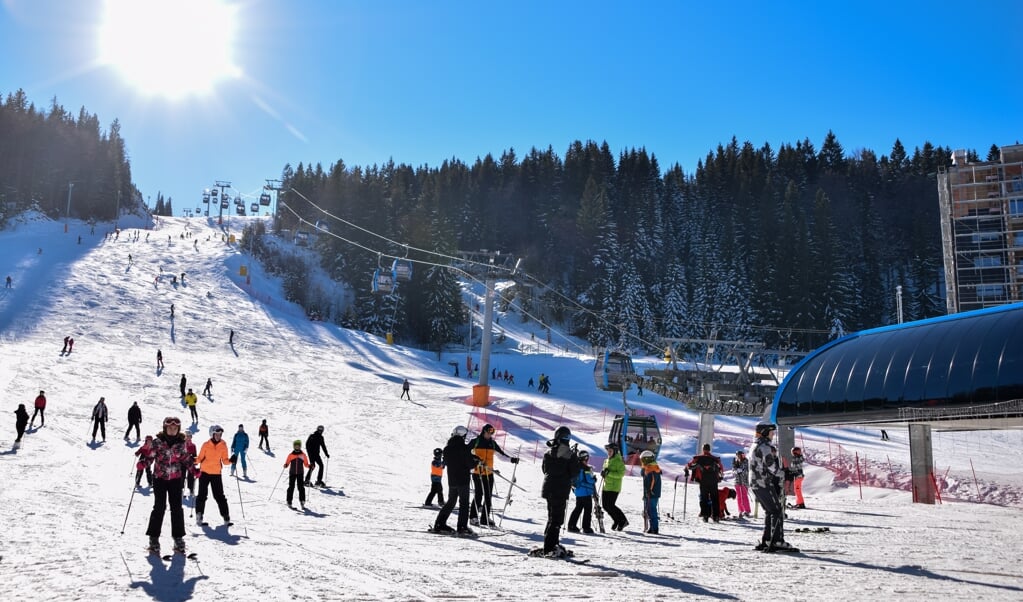 Op de pistes van Jahorina, op dertig minuten van de Bosnische hoofdstad Sarajevo, lijkt corona ver weg. (beeld Marjolein Koster)