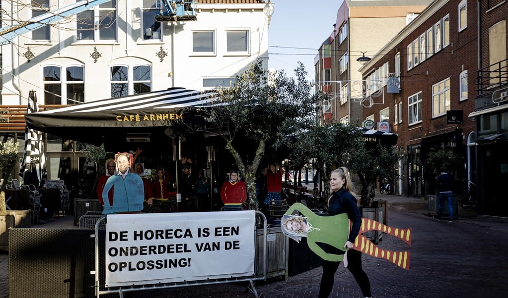 Dit spandoek, dat gaat over de coronasluiting, zegt ook wel iets over een ander probleem: horecabedrijven die lege winkelpanden 'opvullen'. Maar daarmee red je de winkelstraat niet. (beeld anp / Robin van Lonkhuijsen)