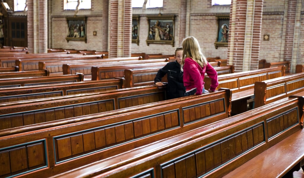 In de kerkbanken van de katholieke kerkgebouwen zitten steeds minder mensen  (beeld anp / Xtra Koen Suyk)