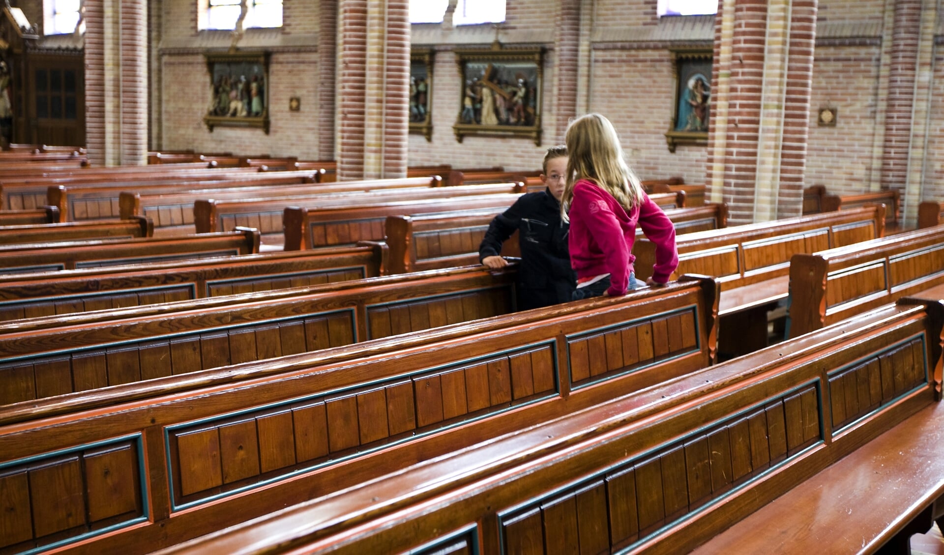 In de kerkbanken van de katholieke kerkgebouwen zitten steeds minder mensen