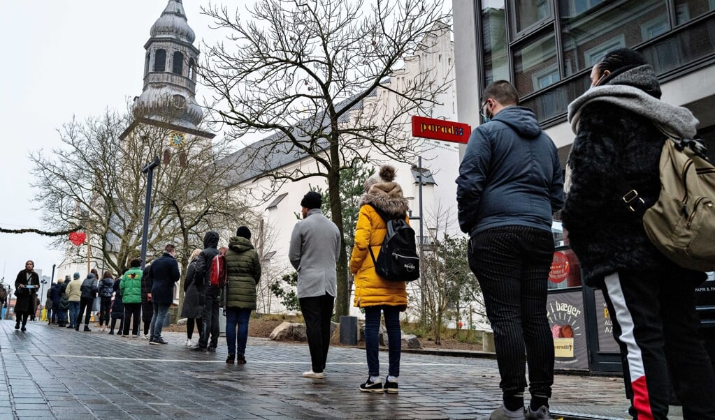 Een lange wachtrij voor een testcentrum in Aalborg. Denemarken probeert met massaal testen het coronavirus onder controle te houden. (beeld afp / Henning Bagger)
