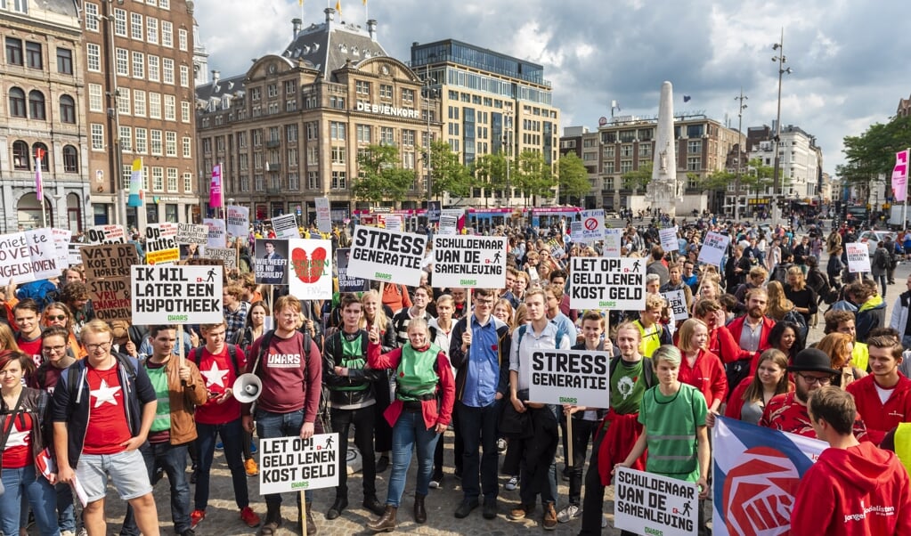 Studentenprotest in 2018 in Amsterdam tegen het toenmalige plan om studenten meer rente te laten betalen op studieleningen.  (beeld anp / Evert Elzinga)