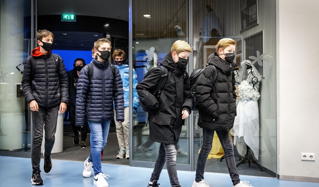 Ze mogen weer naar school, de leerlingen van het Fioretti College in Lisse, begin deze maand. 'Velen vertellen hetzelfde: corona heeft er ingehakt. Aanvankelijk was het leuk.' Naderhand ervoeren ze de hiaten in hun lesstof. (beeld anp / Ramon van Flymen)