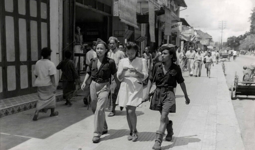 Drie jonge Indonesiërs op straat, onder wie twee Republikeinse vrijwilligers uit Sulawesi, leden van de gewapende jeugdorganisatie KRIS, op verlof in Yogyakarta, december 1947. (beeld anp / collectie spaarnestad )