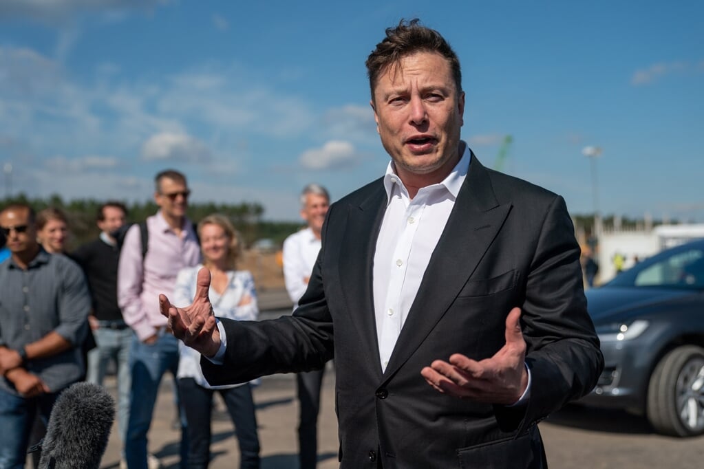 Elon Musk bij de Tesla-fabriek in Gruenheide in Duitsland.  (beeld epa / Alexander Becher)