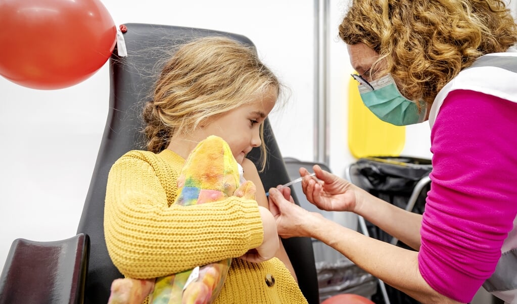 Een kind krijgt een vaccinatie. Alle kinderen tussen de 5 en 12 jaar krijgen vanaf deze week een uitnodiging voor vaccinatie. (beeld anp / Robin van Lonkhuijsen)