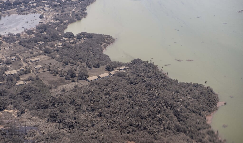 Deze beelden zijn gemaakt door het Nieuw-Zeelandse leger. Er is duidelijk een dikke laag as te zien op de huizen en de vegetatie. (beeld epa - nzdf)