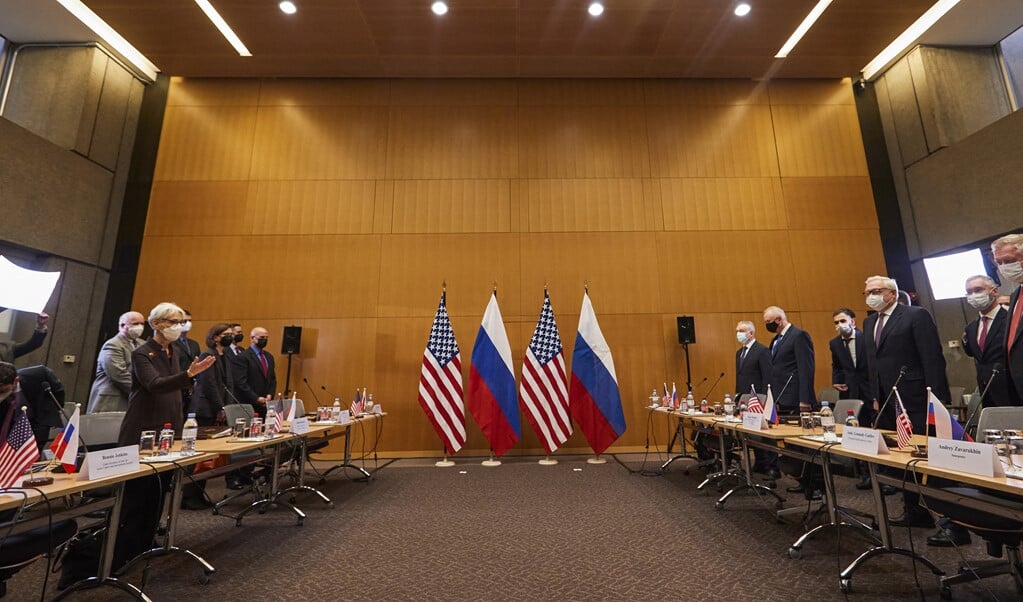 Urenlange gesprekken tussen de Verenigde Staten en Rusland leverden maandag nog niets concreets op.  (beeld afp / Denis Balibouse)