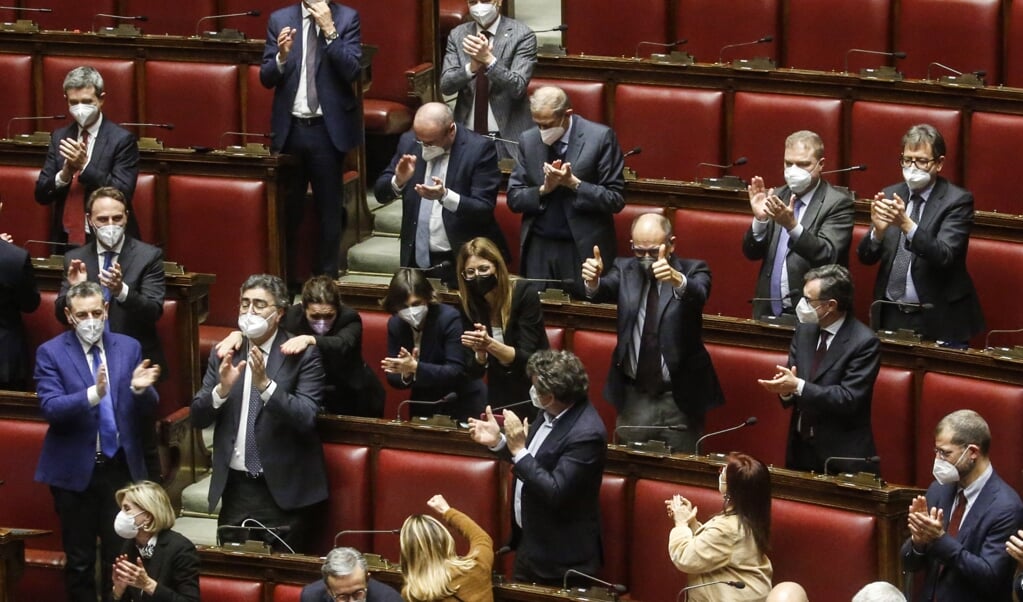 Italiaanse politici applaudisseren na de herverkiezing.   (beeld epa / Fabio Frustaci)