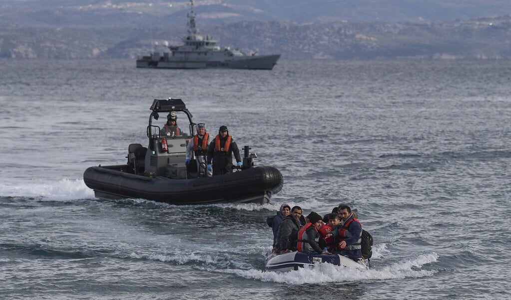 De populairste manier om de EU binnen te komen, blijft de route per boot over de Middellandse Zee. Op deze route werden vorig jaar meer dan 65.000 illegale migranten onderschept.  (beeld afp / Aris Messinis)