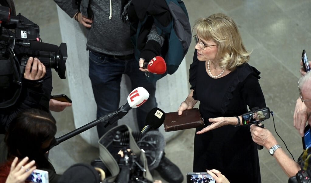 Päivi Räsänen nam de bijbel mee naar de rechtszitting in Helsinki. Ze werd aangeklagd omwille van haar homostandpunten.  (afp / Lehtikuva)