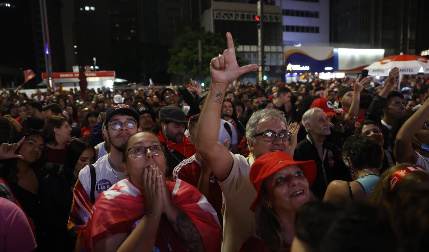 Aanhangers van de Braziliaanse presidentskandidaat Luiz Inácio Lula da Silva wachten gespannen op de eerste verkiezingsuitslagen.