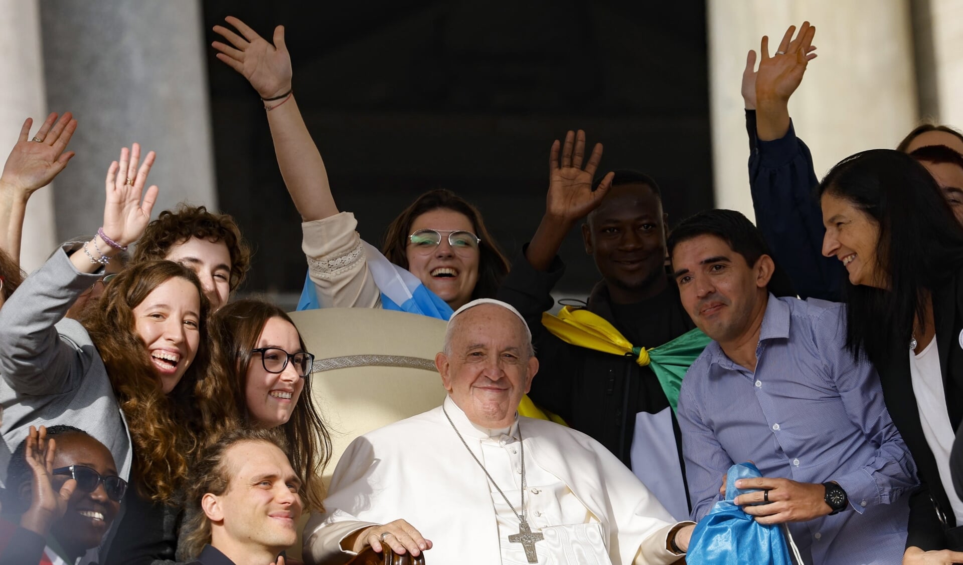 Paus Franciscus afgelopen woensdag met jonge rooms-katholieken op het Sint-Pietersplein. 